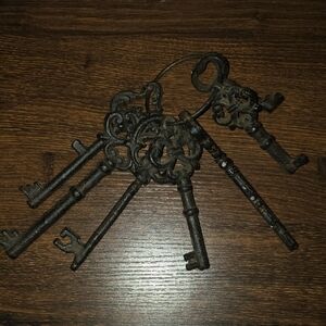 Antique-Style Decorative Cast Iron Skeleton Keys on Ring